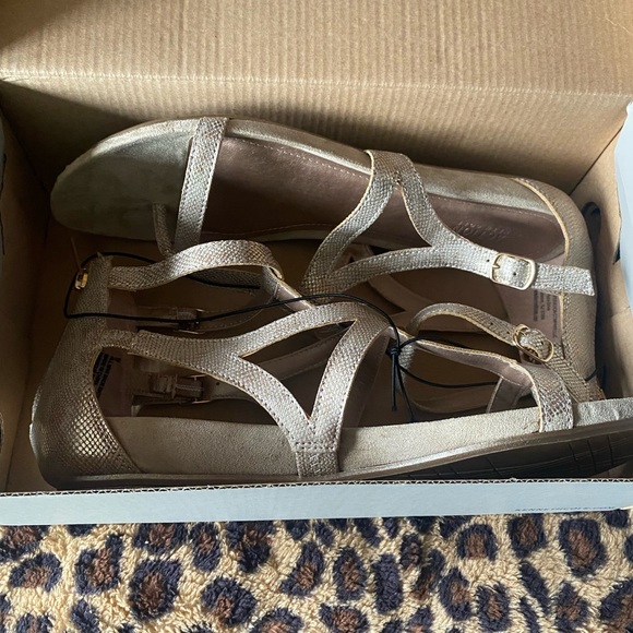 Kenneth Cole Reaction Metallic Gladiator Sandals 10 New in Box - Picture 4 of 4